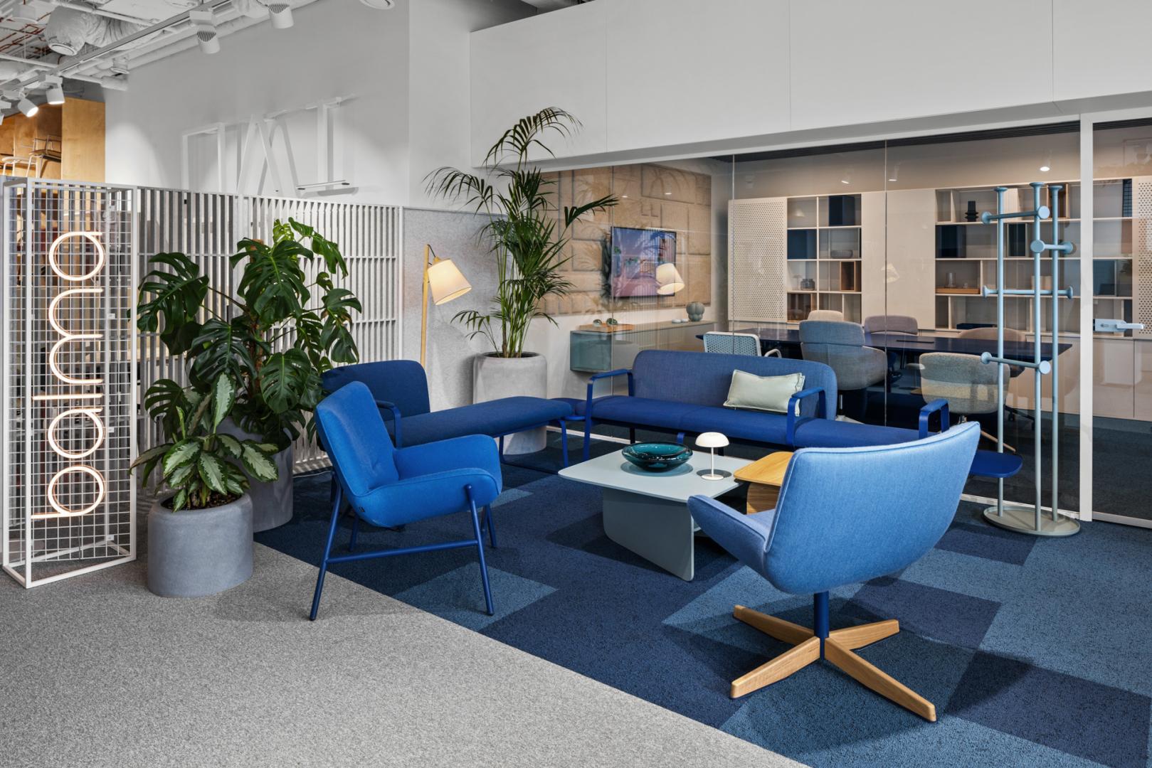 Balma_Salon_Gdansk-fot.TomaszNowicki_01-welcome area-fotele Litt niebieski-stoliki carde.jpg