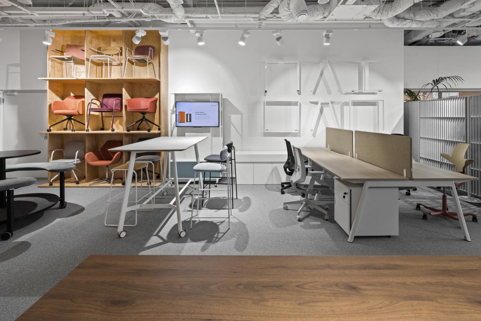 Balma_Salon_Gdansk-fot.TomaszNowicki_11_miejsce spotkan-wysoki stol Minimus bialy-bench Minimus.jpg