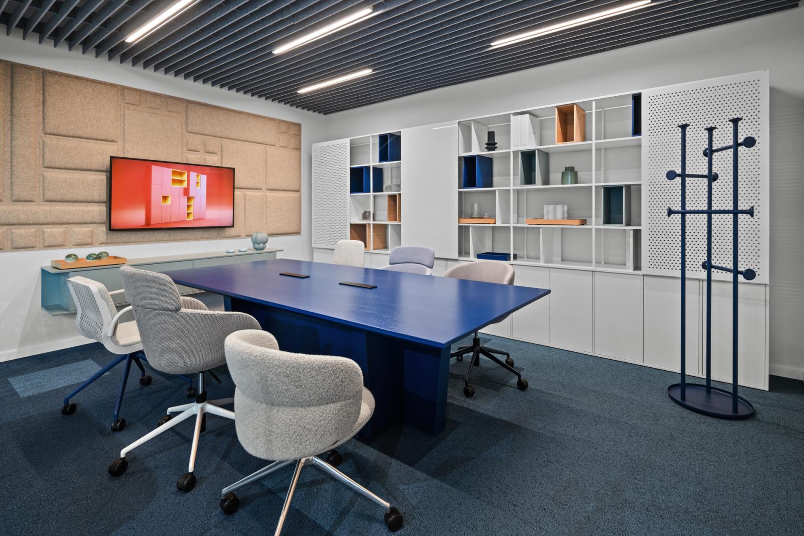 Balma_Salon_Gdansk-fot.TomaszNowicki_03_sala konferencyjna z tv-stół konferencyjny gravos kolor niebieski-regal stepps bialy-wieszak Unu.jpg