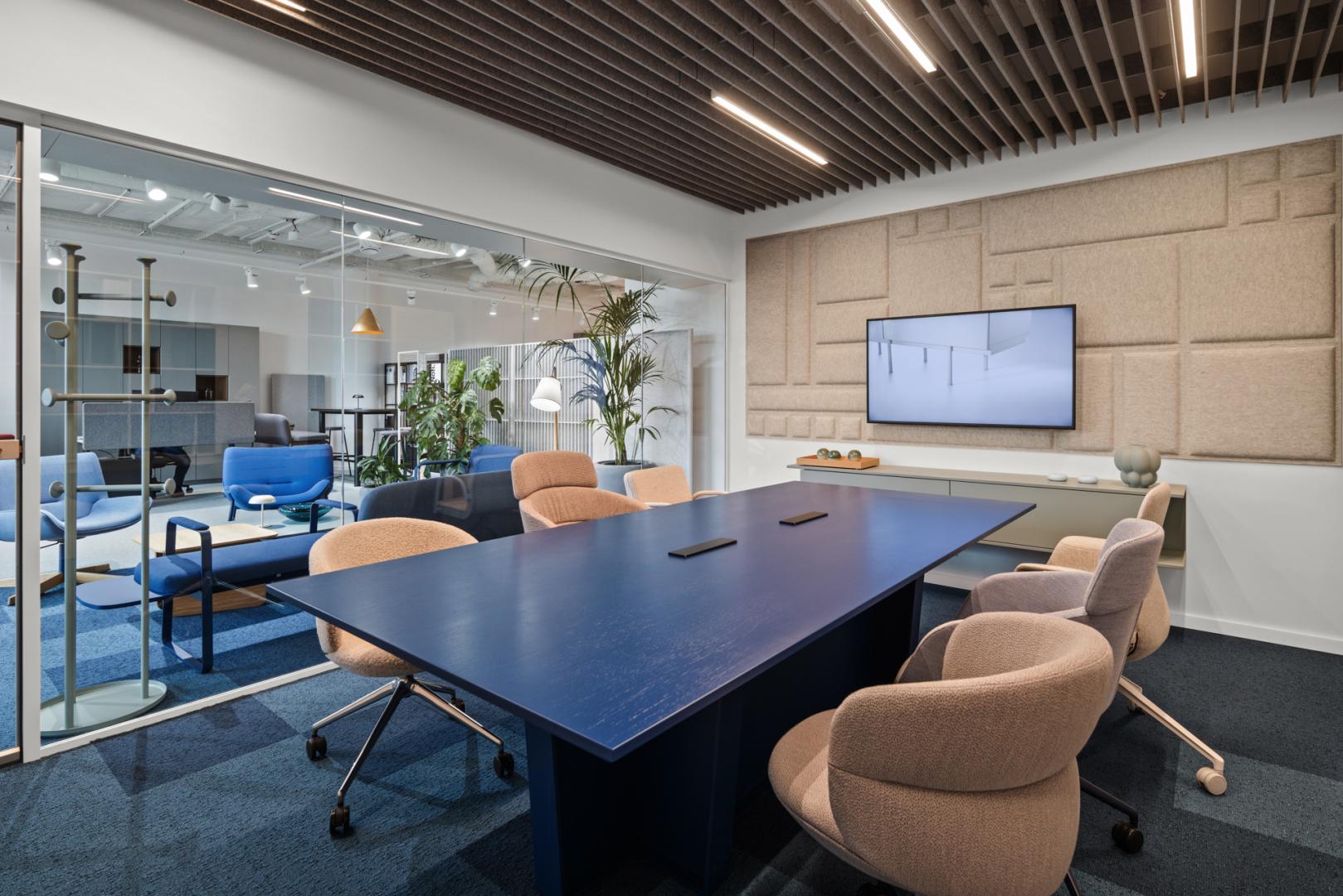 Balma_Salon_Gdansk-fot.TomaszNowicki_04_sala konferencyjna z tv-stół konferencyjny gravos kolor niebieski.jpg