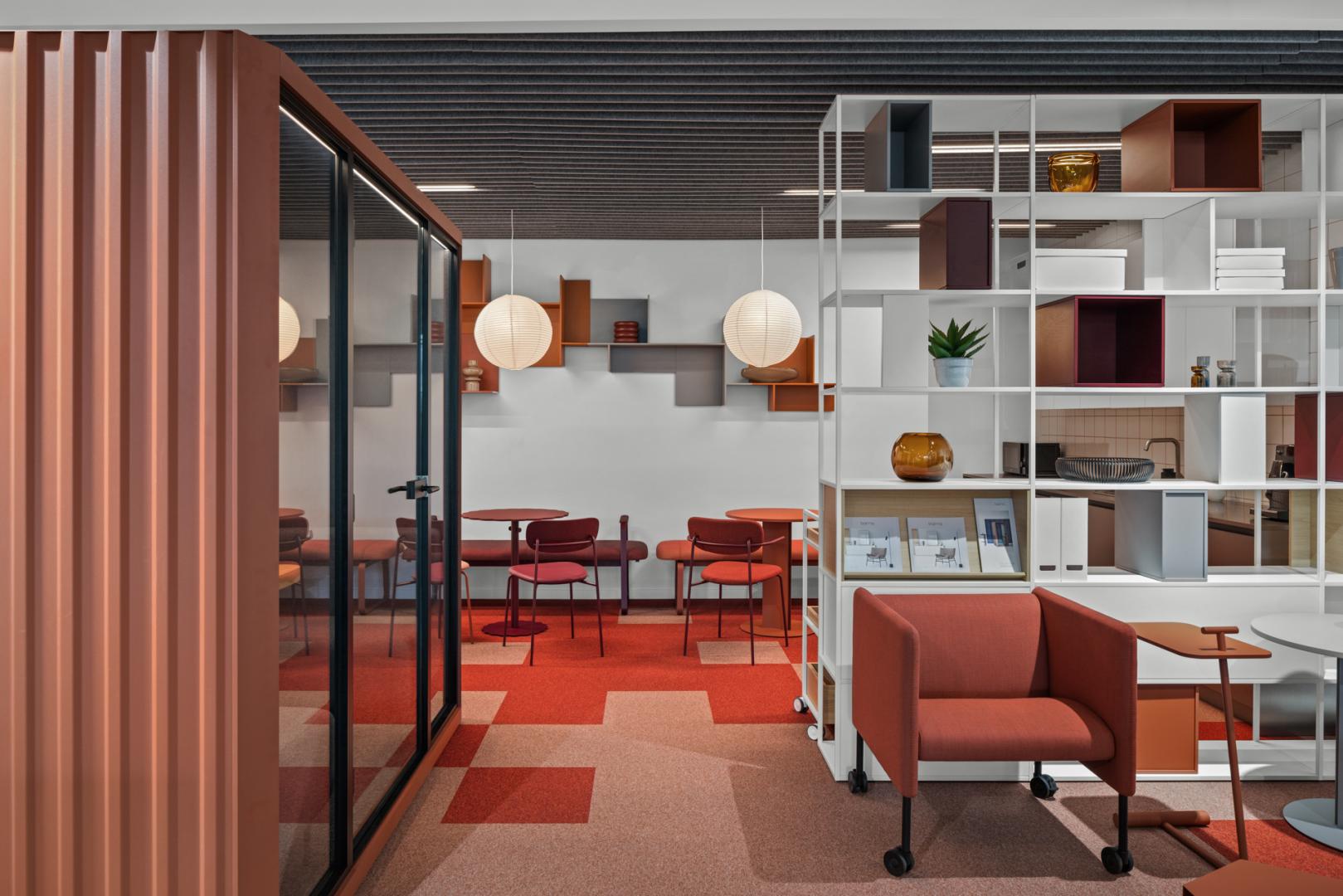 Balma_Salon_Gdansk-fot.TomaszNowicki_07_chill zone-budka akustyczna Bbox-fotel Plus na kółkach-biały regał Stepps-czerwone krzesła Pinot-stolikiFiori.jpg