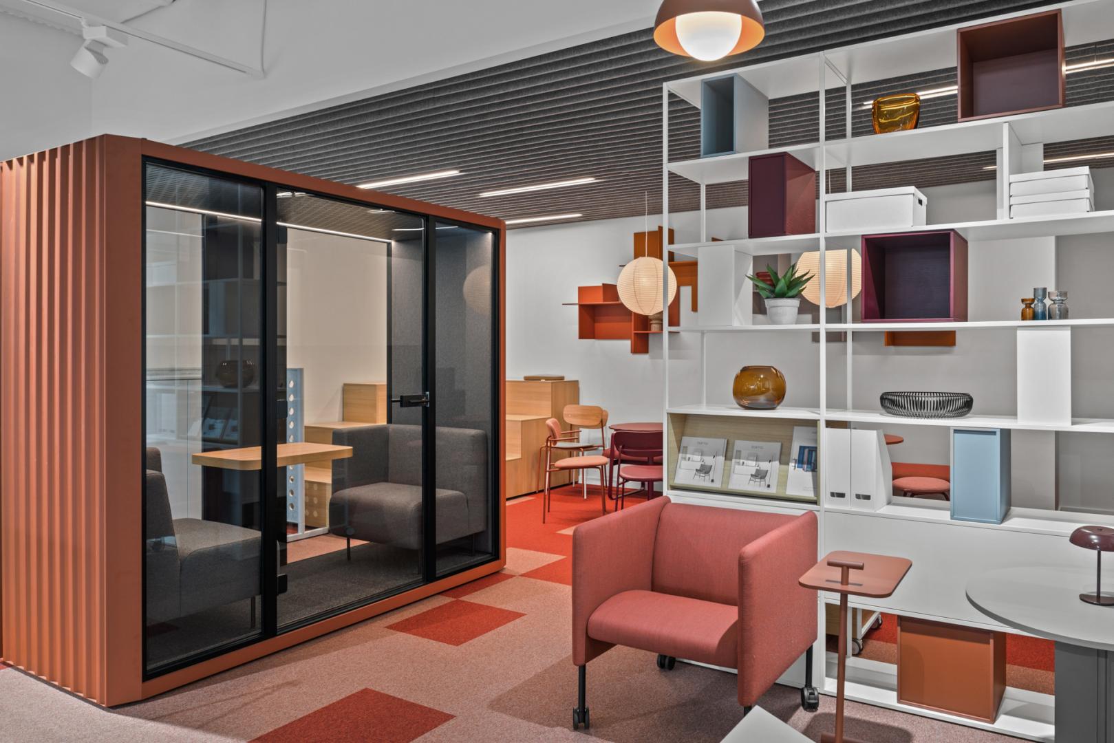 Balma_Salon_Gdansk-fot.TomaszNowicki_09_chill zone-budka akustyczna Bbox-fotel Plus na kółkach-biały regał Stepps.jpg