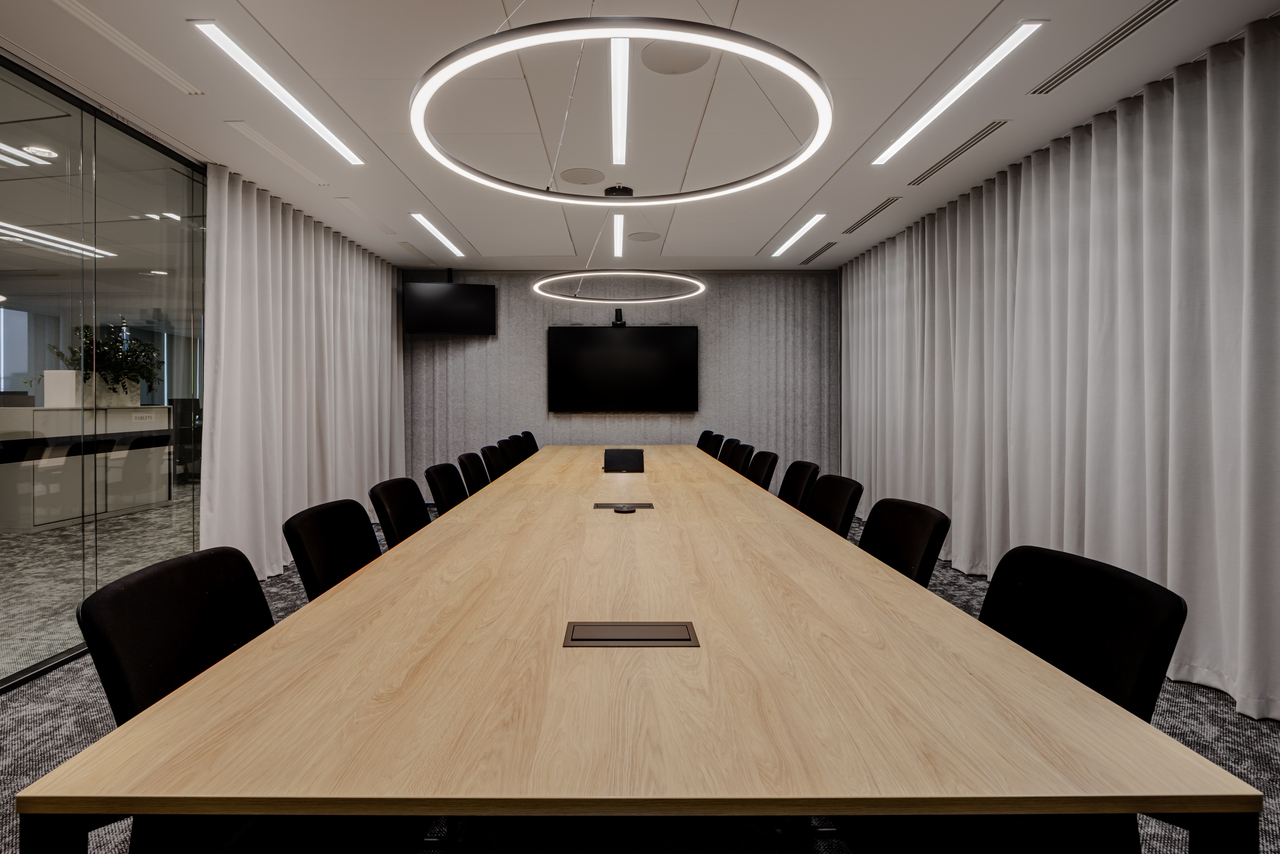 sala-konferencyjna-biuro-warszawa-duzy-stol-drewniany-nowoczesny-design.jpg