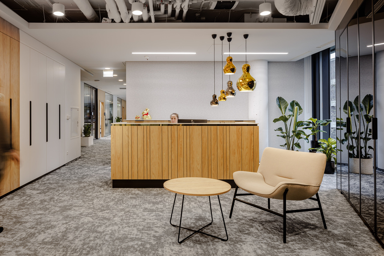 recepcja-biuro-warszawa-fotel-litt-lounge-nowoczesny-design.jpg