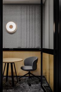 sala-spotkan-biuro-warszawa-fotel-stolik.jpg