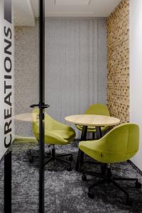 sala-spotkan-biuro-warszawa-fotele-i-stol.jpg