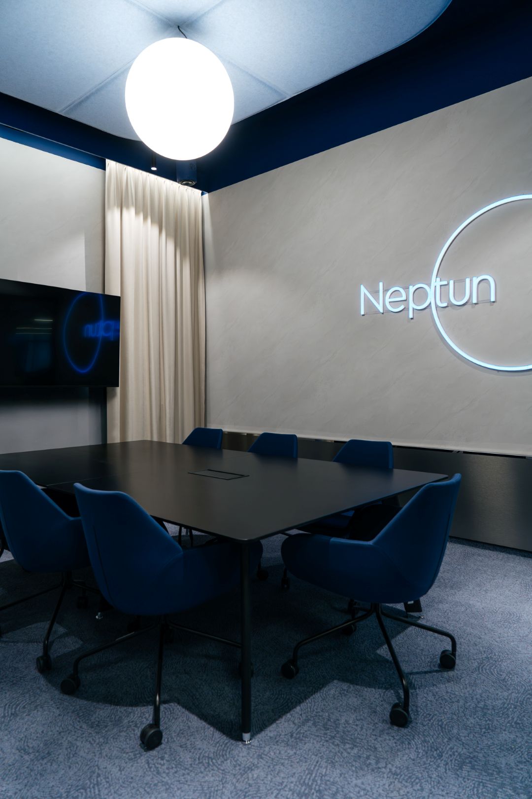 pikseo_sala konferencyjna-neptun_czarny-stół-minimus-Balma.jpg