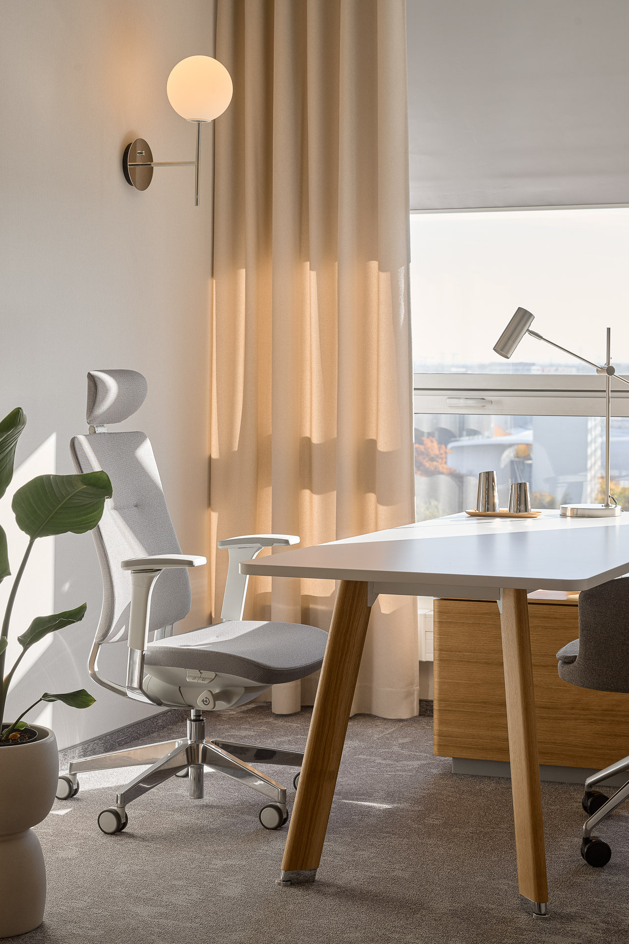 Aranżacja biura kancelarii prawnej Casus Iuris Balma_biurko Simplic_blat biały nogi drewniane_1.jpg