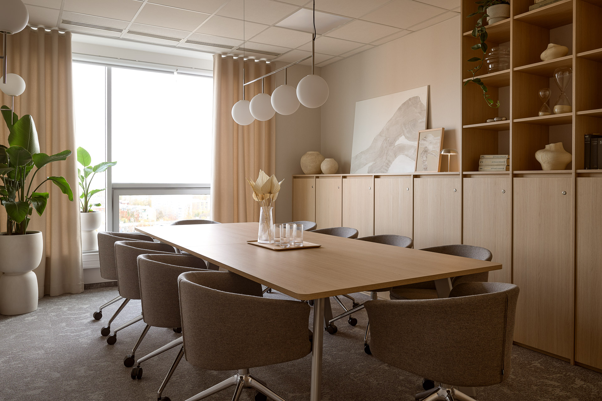 Aranżacja biura kancelarii prawnej Casus Iuris Balma_Simplic stół konferencyjny drewniany.jpg