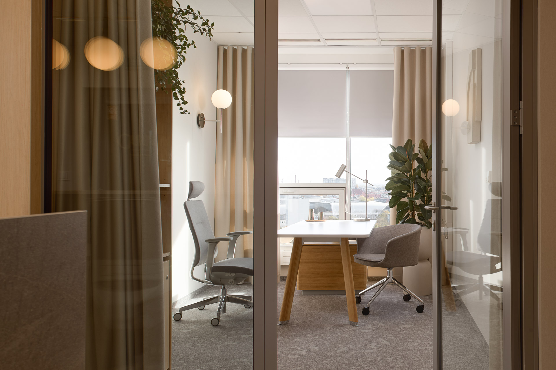 Aranżacja biura kancelarii prawnej Casus Iuris Balma_biurko Simplic_w gabinecie.jpg