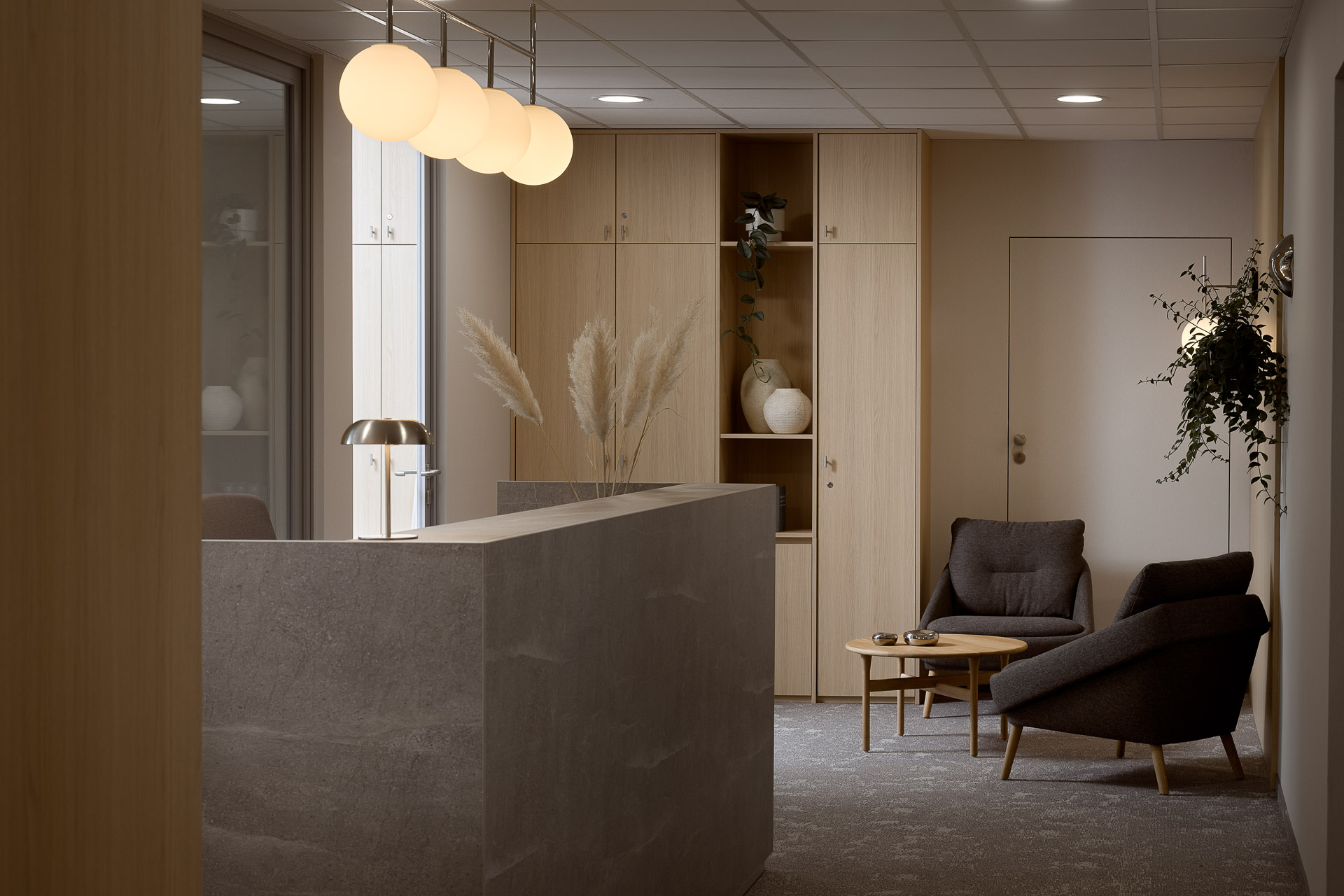 Aranżacja biura kancelarii prawnej Casus Iuris Balma_lada recepcyjna fotele i stolik drewniany oraz szafa drewniana.jpg