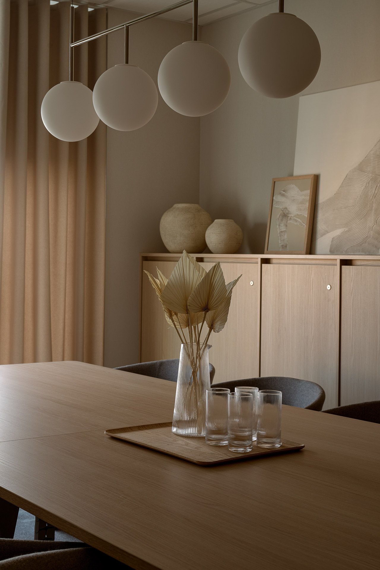 Aranżacja biura kancelarii prawnej Casus Iuris Balma_Simplic_zbliżenie na stół konferencyjny drewniany.jpg