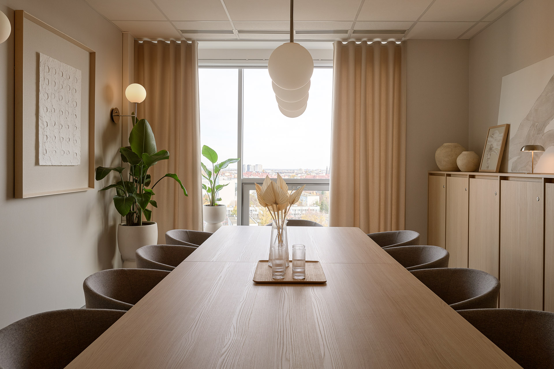 Aranżacja biura kancelarii prawnej Casus Iuris Balma_Simplic stół konferencyjny drewniany z fotelami.jpg