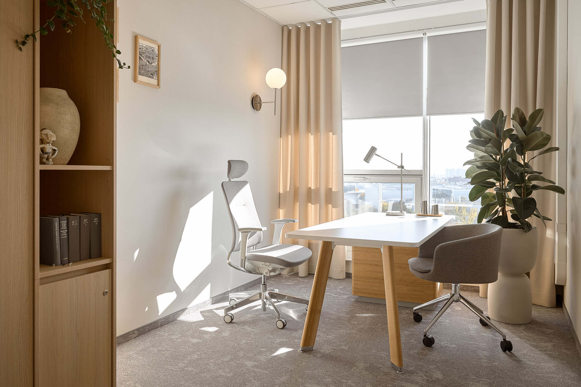 Aranżacja biura kancelarii prawnej Casus Iuris Balma_biurko Simplic_blat biały nogi drewniane.jpg