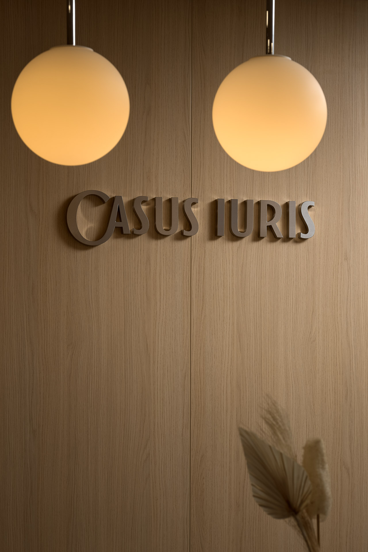 Aranżacja biura kancelarii prawnej Casus Iuris Balma_logo w recepcji i lampy.jpg