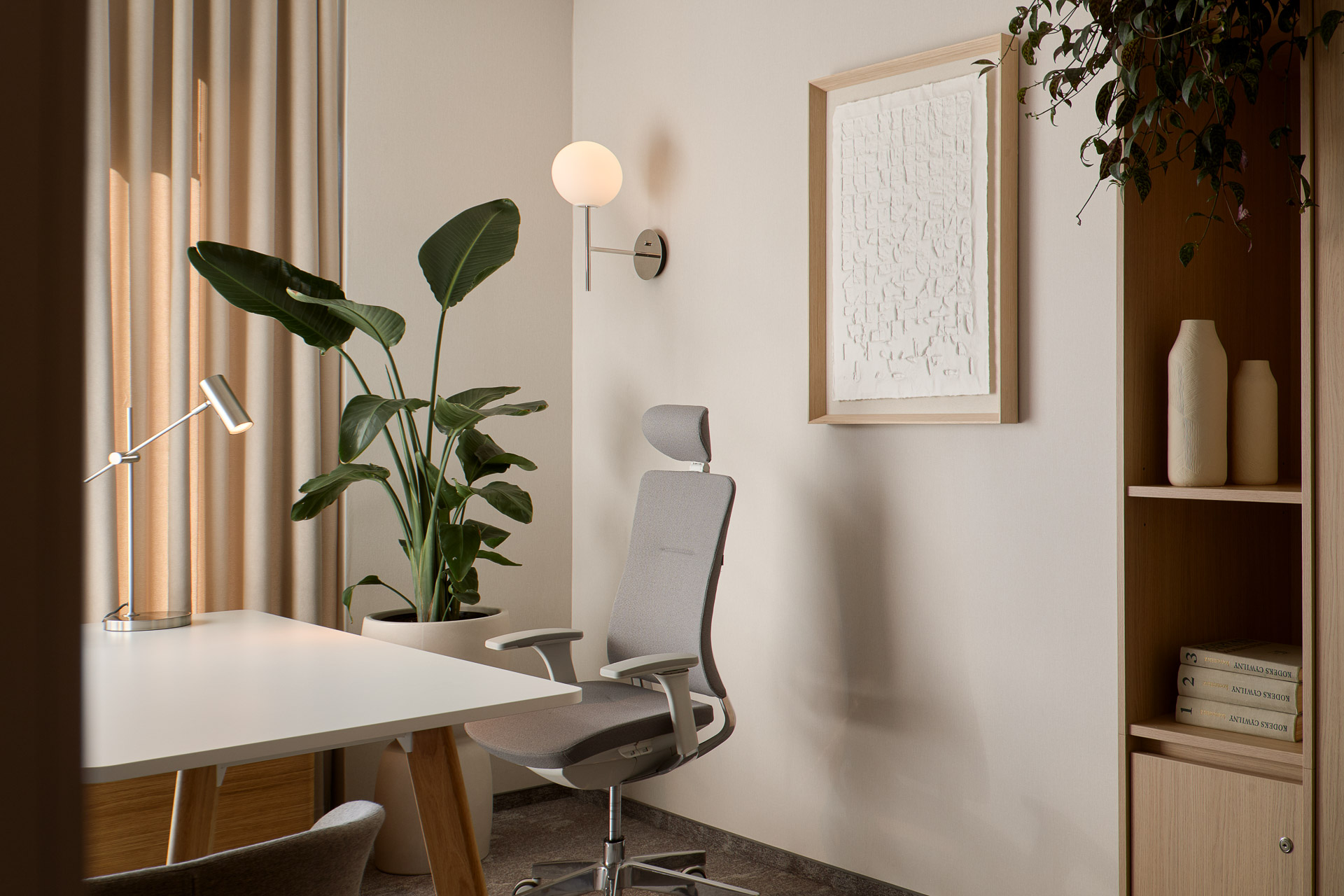 Aranżacja biura kancelarii prawnej Casus Iuris Balma_biurko Simplic_roślina i obraz krzesło biurowe.jpg