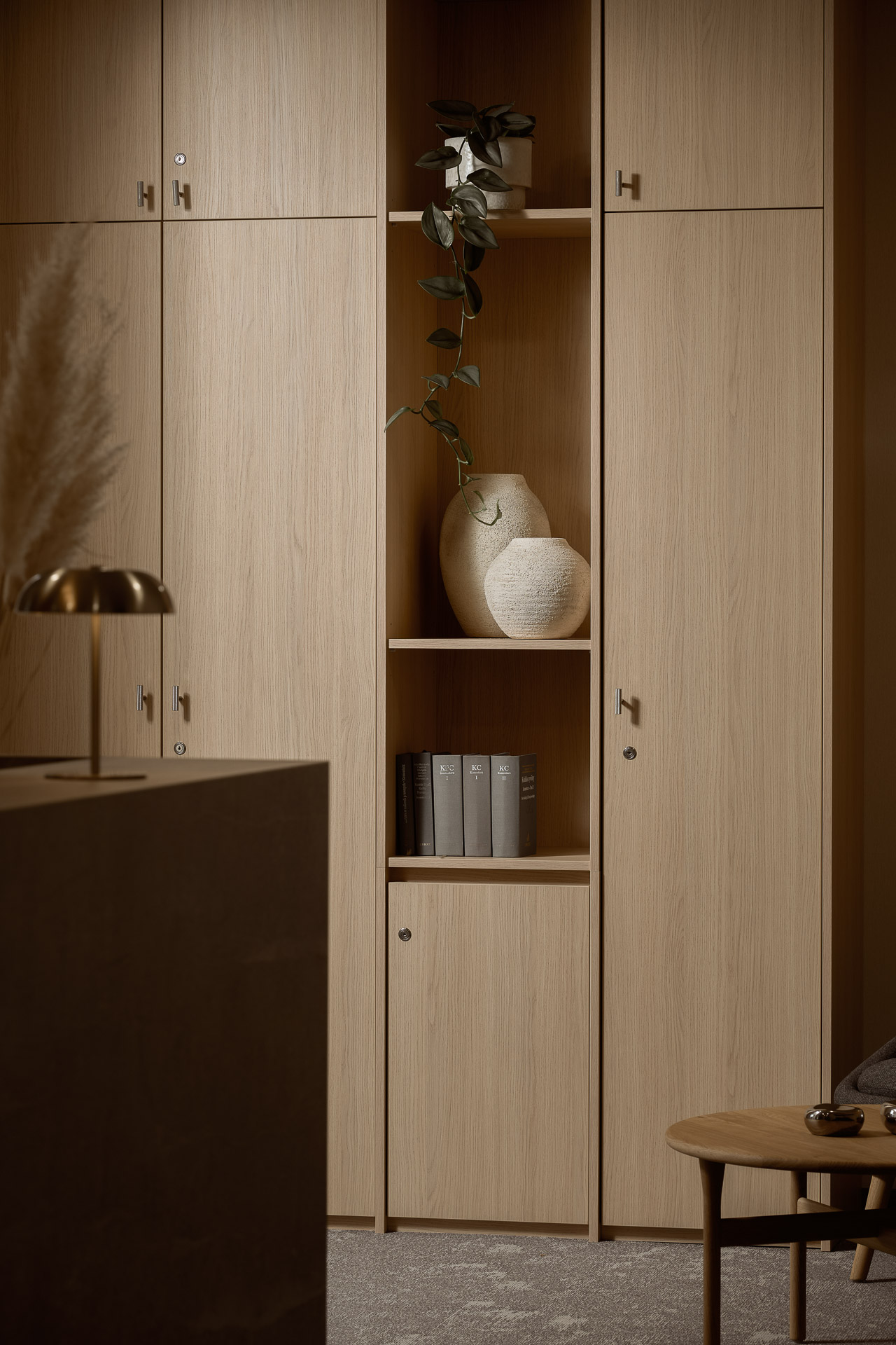 Aranżacja biura kancelarii prawnej Casus Iuris Balma_szafa naturalne drewno.jpg