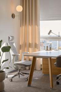 Aranżacja biura kancelarii prawnej Casus Iuris Balma_biurko Simplic_blat biały nogi drewniane_1.jpg