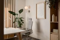 Aranżacja biura kancelarii prawnej Casus Iuris Balma_biurko Simplic_roślina i obraz krzesło biurowe.jpg