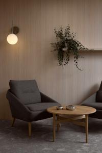 Aranżacja biura kancelarii prawnej Casus Iuris Balma_fotel i stolik drewniany.jpg