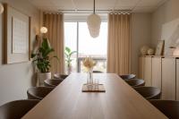 Aranżacja biura kancelarii prawnej Casus Iuris Balma_Simplic stół konferencyjny drewniany z fotelami.jpg