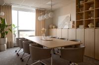 Aranżacja biura kancelarii prawnej Casus Iuris Balma_Simplic stół konferencyjny drewniany.jpg