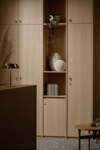 Aranżacja biura kancelarii prawnej Casus Iuris Balma_szafa naturalne drewno.jpg