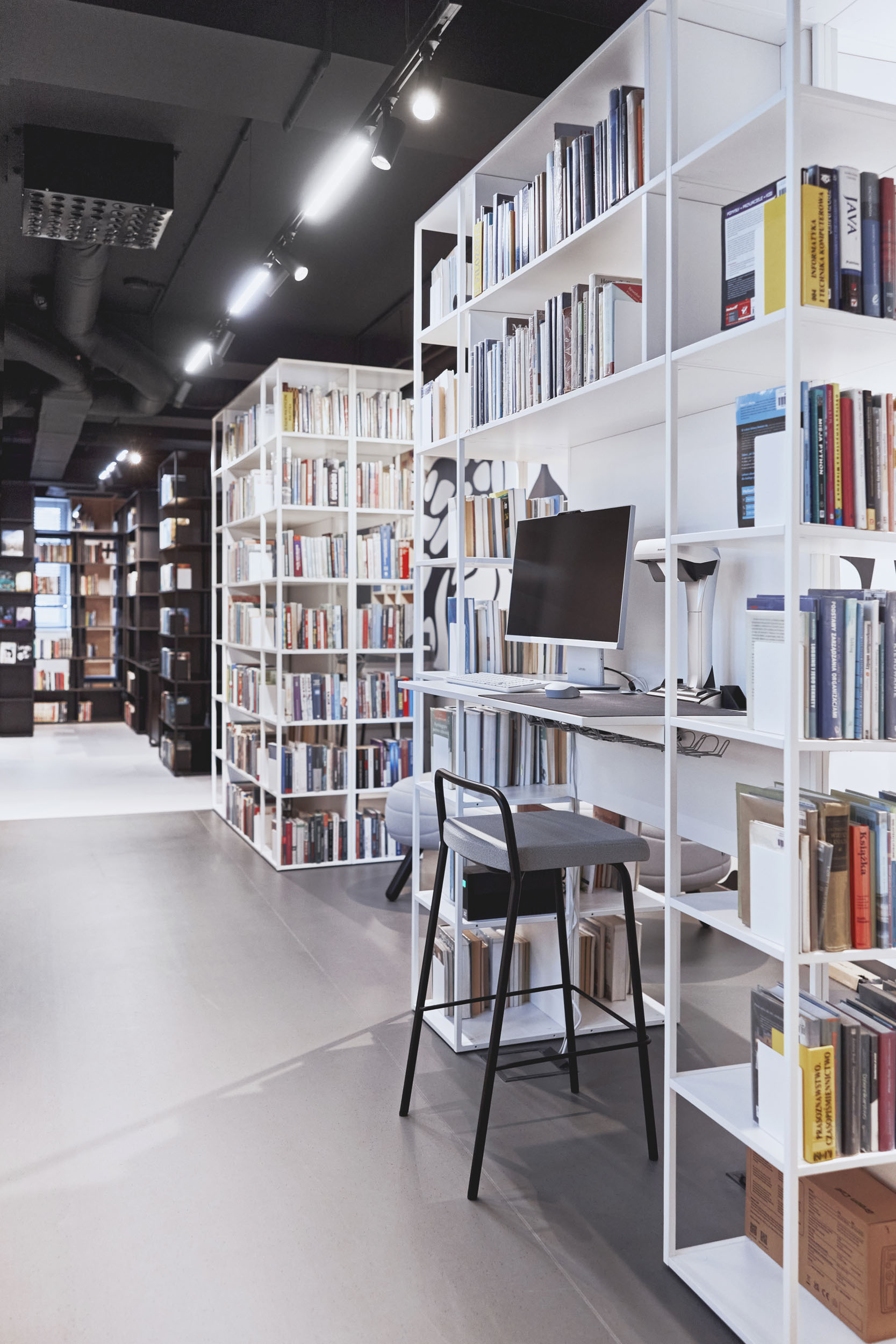 biblioteka-ostrów- wielkopolski-korytarz-anna soporowska-stepps-Balma-3.jpg