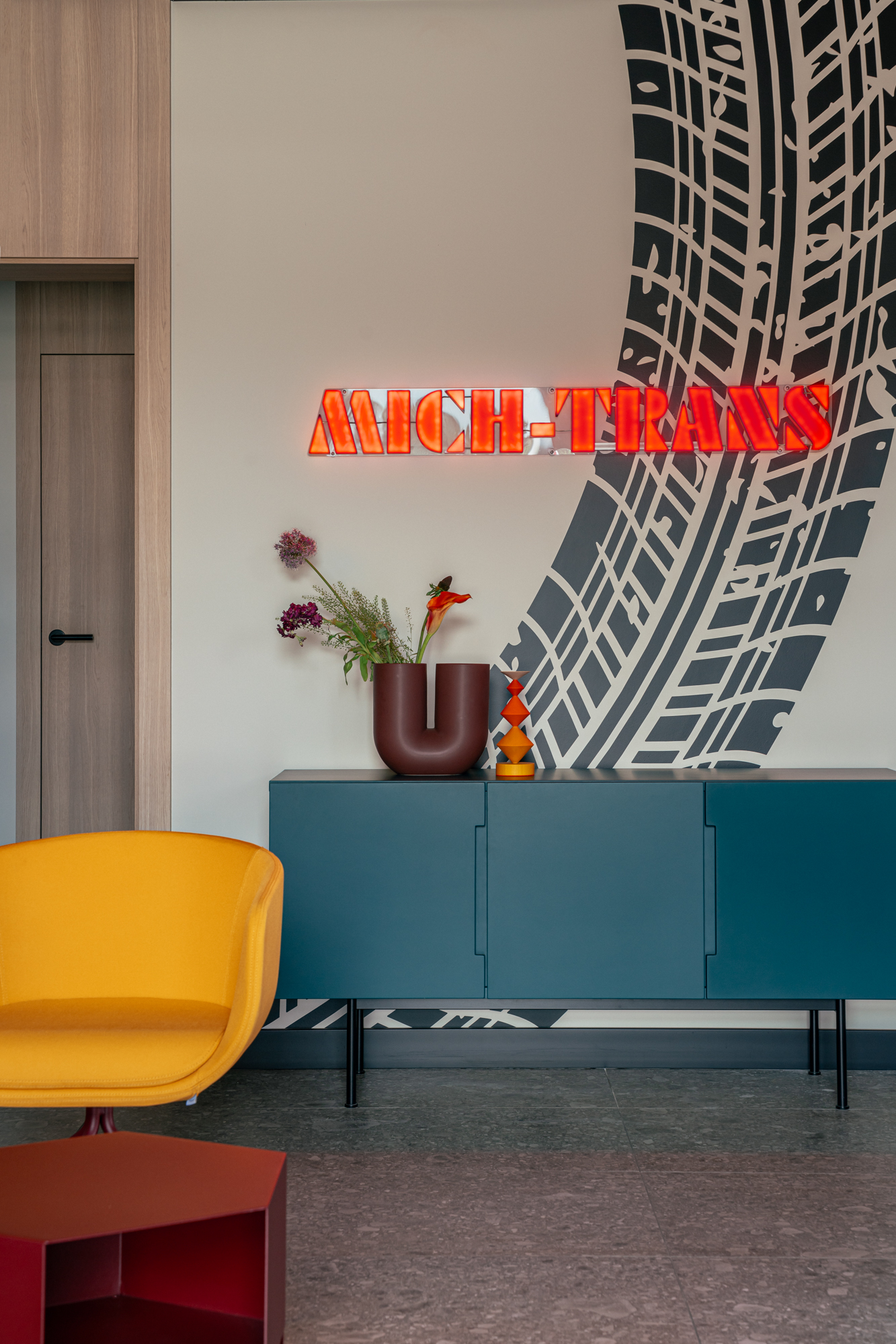 mich-trans-lisi- ogon-zurawicki-design-kroniki-studio-stolik-lumo-Balma.jpg