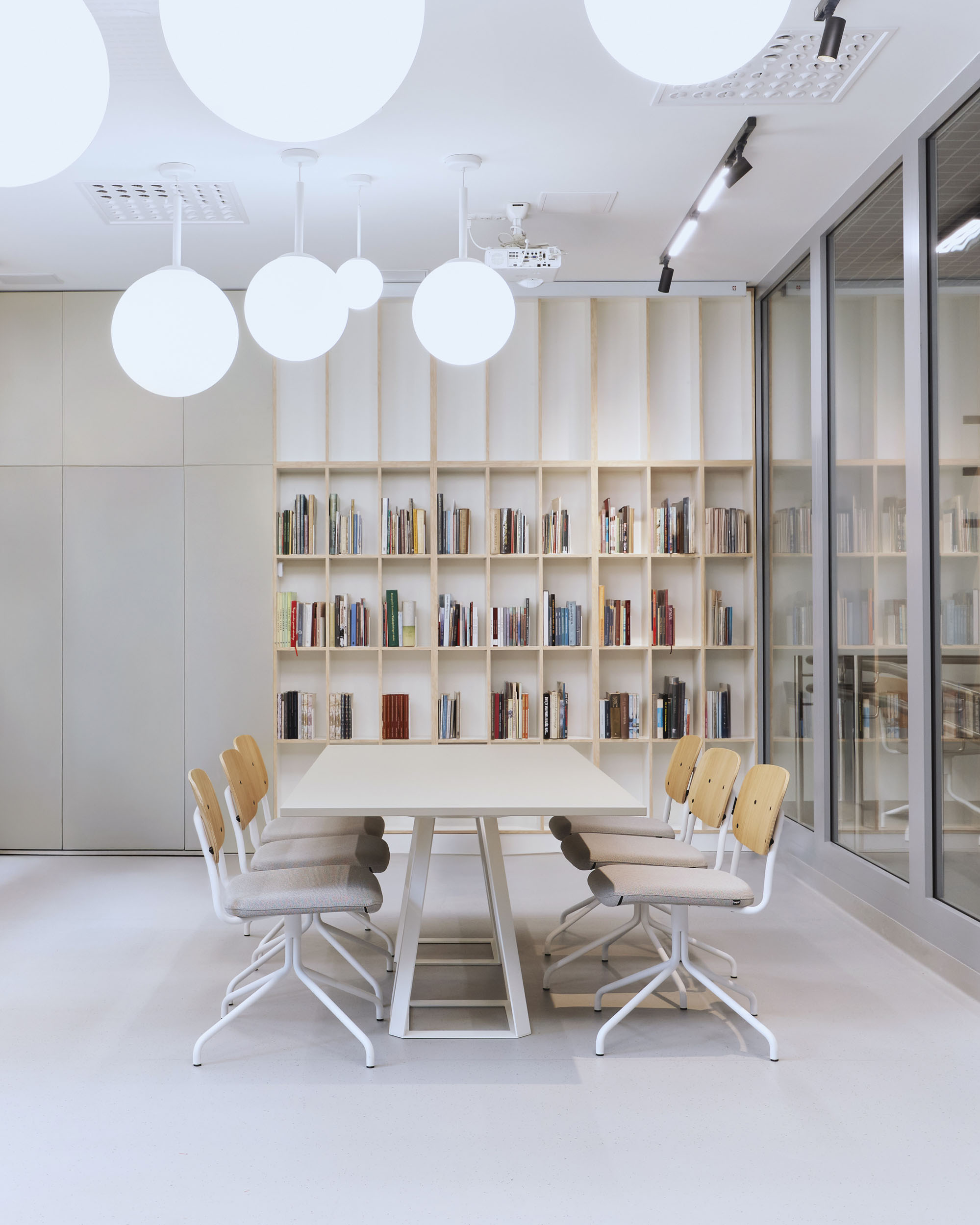 biblioteka-ostrów- wielkopolski-openspace-anna soporowska-stół-H2-Balma.jpg