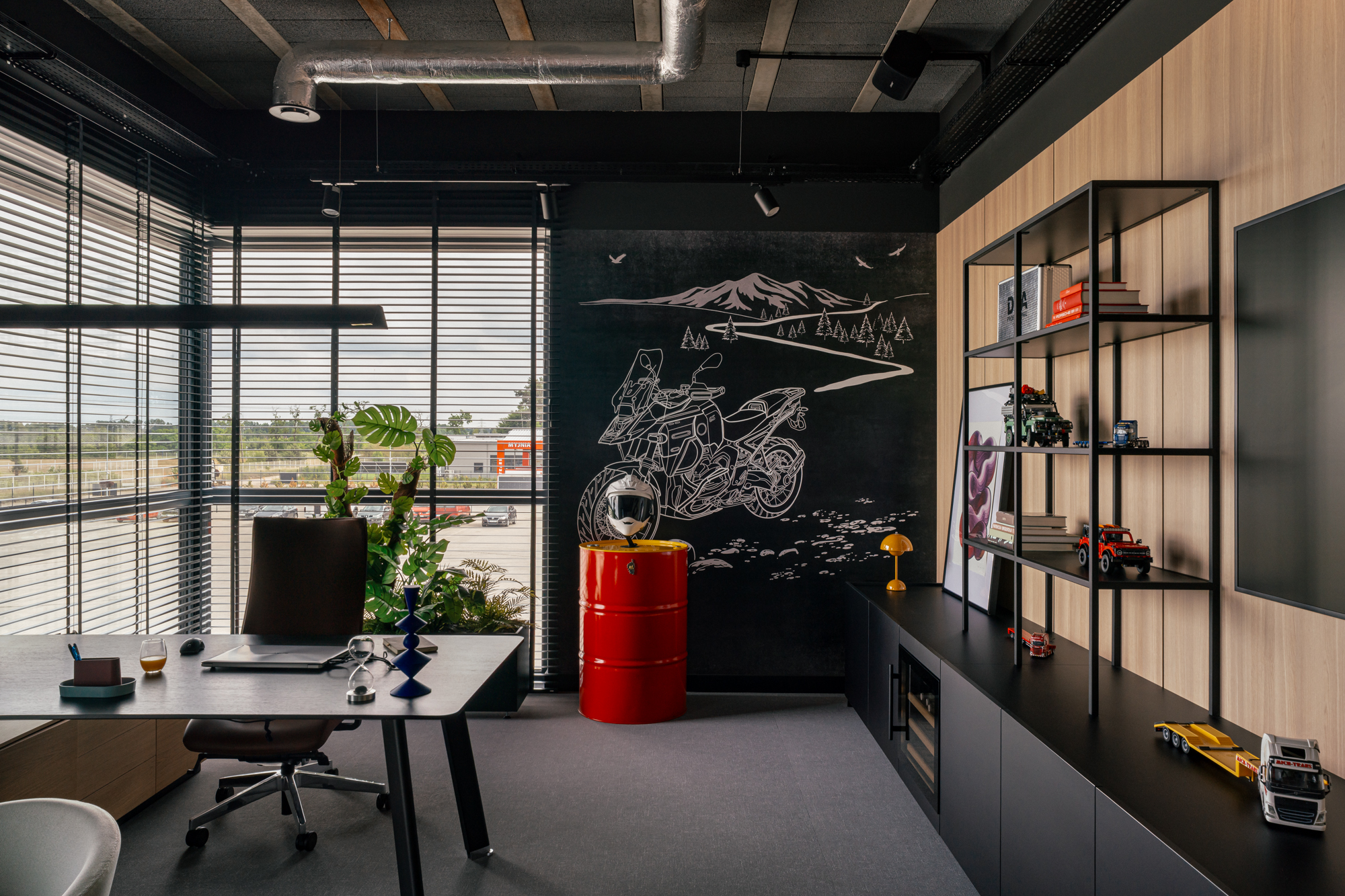 mich-trans-lisi- ogon-zurawicki-design-kroniki-studio-biurko-simplic-gabinety-Balma.jpg