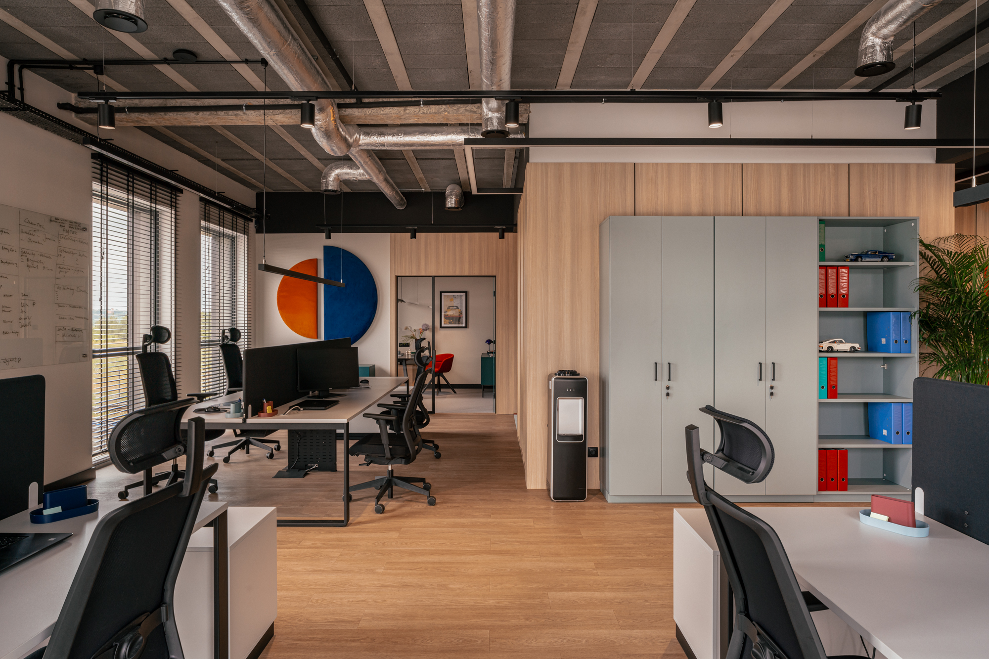 mich-trans-lisi- ogon-zurawicki-design-kroniki-studio-multibase-k2-jsystem-etum-open-space-Balma.jpg