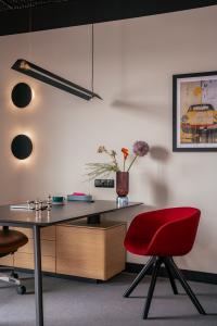 mich-trans-lisi- ogon-zurawicki-design-kroniki-studio-biurko-simplic-gabinety-Balma-3.jpg