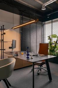 mich-trans-lisi- ogon-zurawicki-design-kroniki-studio-biurko-simplic-unu-gabinety-Balma.jpg